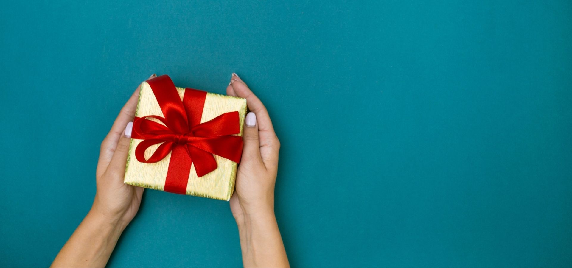 The present closed. Руки держат подарок. Держи подарок. Презент. Приоткрытая коробка с подарком.